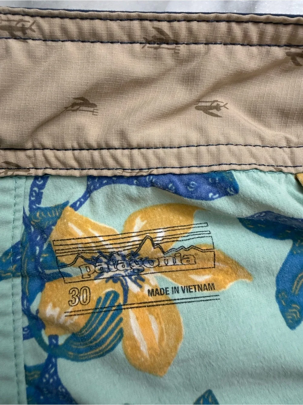 Patagonia Swim 21” Wavefarer Floral Board Shorts Size 30” x 10”